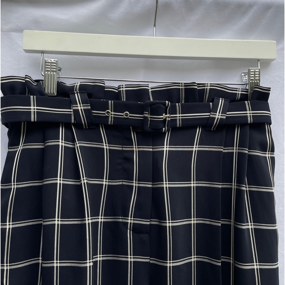 Elizabeth & James Casual Ankle Pants - Picture 3 of 8